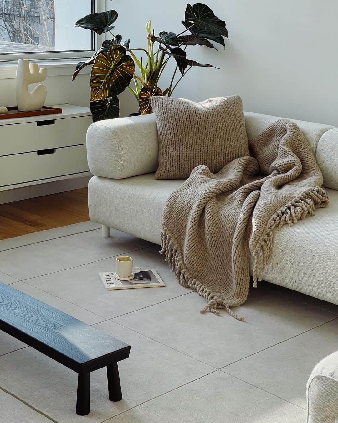アリス・ガオのインスタグラム：「[ad] @Vince making cozy corners in your home even warmer this year. a little gift for myself (love a chunky, textural blanket) and sending a lovely little gift off to a friend! #LoungeInLuxuryWithVince.」