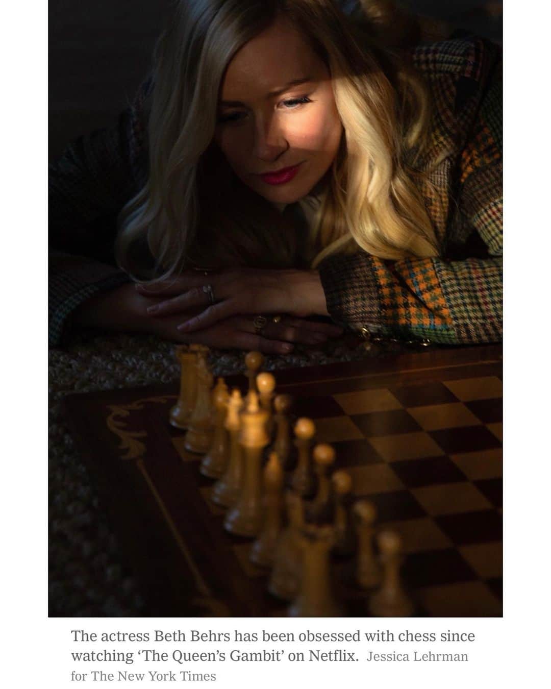 ベス・ベアーズのインスタグラム：「What an honor to be a part of this @nytimes piece about women picking up chess after watching @the.queensgambitnetflix . Thanks to @jenshahade @uschesswomen I've been able to learn from the best and have a community of other women learning to do it in! Don't be intimated. It's a beautiful, creative, thrilling game anyone can learn and enjoy for the rest of their lives!   📸: @jessierocks  @kmannmakeup @hairbyaviva glam  @rowingblazers @chloe」