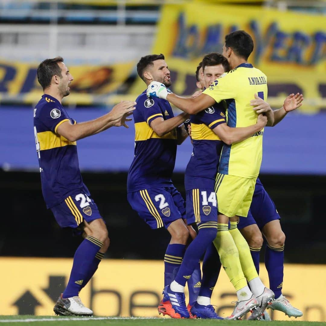 リサンドロ・ロペスのインスタグラム：「Estamos en Cuartos!!!!!! Vamos BOCA 💙💛」