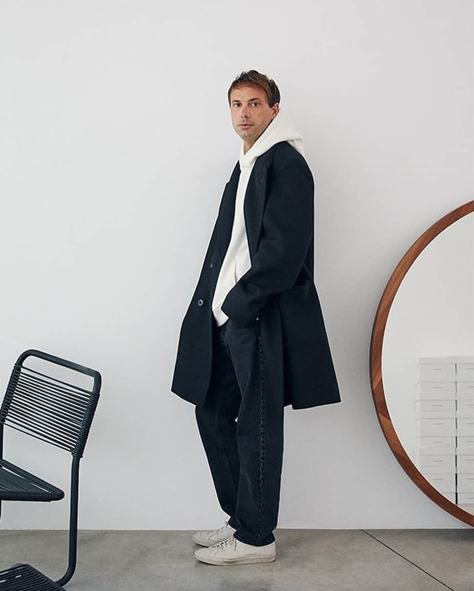 MR PORTERのインスタグラム：「“I might not do much for hours, [but] then then I have a vision at night, I text myself, and in the morning I give birth to the thing.” Mr @FlavioGirolami, co-founder of @CommonProjects, is bursting with new ideas, one of which was @ssam.movement, his new artisan-driven lifestyle brand. Take a tour of his studio and shop the collection at the link in bio.   Common Projects - Achilles Pebble-Grain Leather Sneakers」