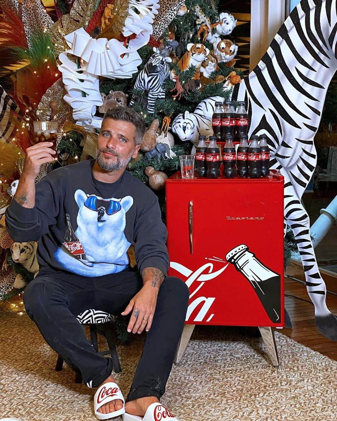 Bruno Gagliassoさんのインスタグラム写真 - (Bruno GagliassoInstagram)「NATAL🎄chegandooooooo.......  Quem ganhou um frigobar exclusivo de amigo secreto da @cocacola_br? Obrigado @dedesecco!  E agora vem a melhor parte, você também pode ganhar esses presentes. Na nova promoção da Coca-Cola você ganha e presenteia um amigo com muuuita coisa maneira. Você compra um dos produtos de Coca-Cola até 600ml, se cadastra no site cocacola.com.br e escaneia as suas notas fiscais com produtos Coca-Cola. #JuntosComoNunca #publi」12月11日 0時13分 - brunogagliasso