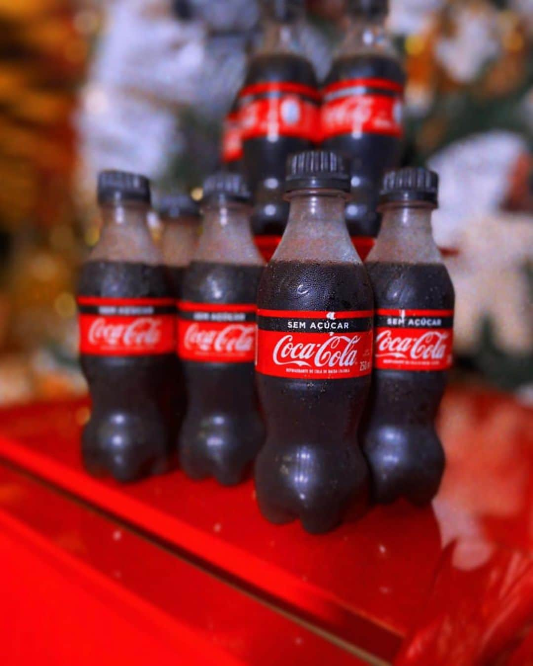 Bruno Gagliassoさんのインスタグラム写真 - (Bruno GagliassoInstagram)「NATAL🎄chegandooooooo.......  Quem ganhou um frigobar exclusivo de amigo secreto da @cocacola_br? Obrigado @dedesecco!  E agora vem a melhor parte, você também pode ganhar esses presentes. Na nova promoção da Coca-Cola você ganha e presenteia um amigo com muuuita coisa maneira. Você compra um dos produtos de Coca-Cola até 600ml, se cadastra no site cocacola.com.br e escaneia as suas notas fiscais com produtos Coca-Cola. #JuntosComoNunca #publi」12月11日 0時13分 - brunogagliasso