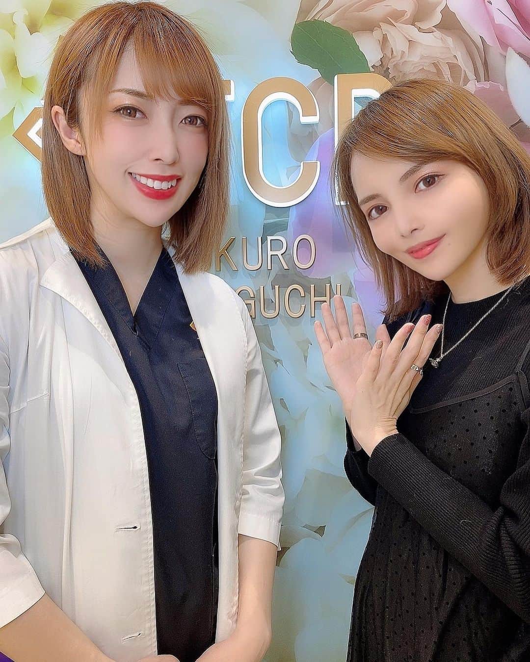のインスタグラム：「先日、東京中央美容外科池袋東口院のまりこ先生(@drinouemariko )にTCB式小顔美肌再生をしてもらいました！ 院長のまりこ先生がまず超お綺麗…！🥺🙏✨ しかも明るくて説明もとても丁寧にして下さったので、いざ施術！の瞬間も不安なくリラックスしてお願いすることが出来ました♪ 麻酔のチクッとした極小の痛みだけで、リクエストしてリラックス麻酔もしっかりかけて頂いたので麻酔後はあっという間！ 術後すぐは少し浮腫みはありましたが、フェイスラインのスッキリさは一目瞭然！😳 でも無理矢理釣り上がってる感じは全くなくて、腫れも初日がピークくらいだけどメイクで隠せる程度でした😌  横顔も正面もクッキリとしたラインが出て嬉しいし美肌効果も期待💓  脂肪吸引やメスは怖い…という方や、ダウンタイムが中々とれない方にはとってもお勧めのメニューです👏 院内もとっても綺麗でスタッフさん達もとても親切なので、これからもお世話になりたいな〜と思いました🙏✨😘 @tcbikebukuro @tcbmariko_lift  #まりこ先生 #リフトアップならTCB東京中央美容外科 #美容整形ならTCB東京中央美容外科　#東京中央美容外　#美容外科　#池袋東口　#東京中央美容外科池袋東口院 #TCB式小顔美肌再生 #小顔美肌再生 #リフトアップ #PR #beauty #skincare #tcb」