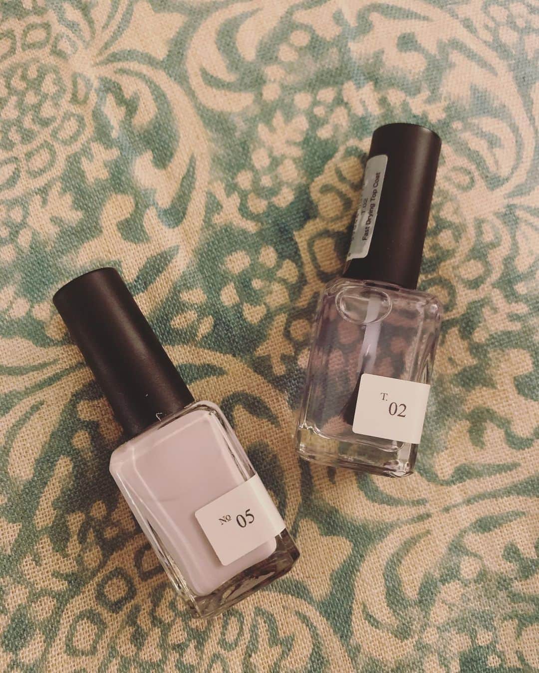 akikoさんのインスタグラム写真 - (akikoInstagram)「N.Y.で今注目のヴィーガンネイル「サンデイズ」 マニキュアに含まれがちな健康に害を及ぼす10種類の科学物質をカット。天然由来成分でつくられた、爪に優しいマニキュアです。  私は普段、撮影やライブの時以外マニキュアを塗らないので（ペディキュアは塗ってます）だからこそ余計、あのマニキュア独特の匂いが気になるのですが、これは嫌な匂いもなくて◎しかも発色もいい✨ 何より、この絶妙な色使いが好き❤️ ネイルカラーはもとよりパッケージの色合いも可愛くて、気分が上がります⤴︎⤴︎ フランスの「green」と並んで、お気に入りネイルの仲間入り💅  ネイルって急遽の自己満足なのかもしれないけど（笑）、でも自分の手元を見た時に綺麗に塗られたネイルに癒されたり気分が少しでも上がったりすることってあると思う。 だから自分のためだけじゃなくて、いつも友達にもプレゼントしたくなっちゃう🎁  https://dear Sunday’s.no  #サンデイズネイルポリッシュ  #ヴィーガンネイル」12月11日 0時16分 - akikojazz