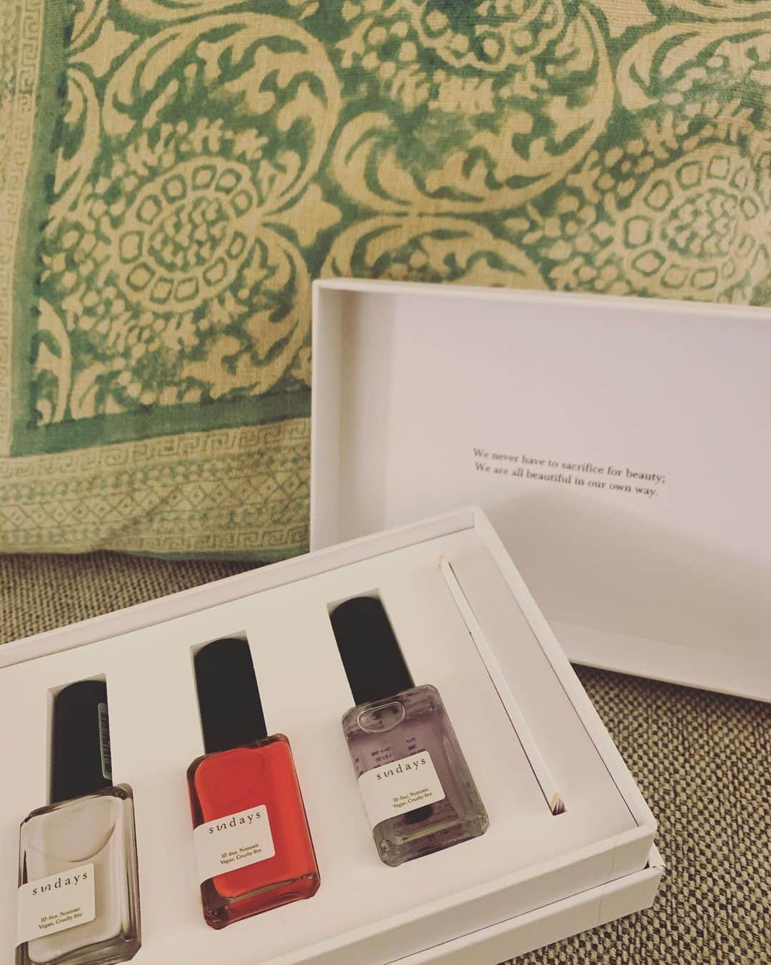 akikoさんのインスタグラム写真 - (akikoInstagram)「N.Y.で今注目のヴィーガンネイル「サンデイズ」 マニキュアに含まれがちな健康に害を及ぼす10種類の科学物質をカット。天然由来成分でつくられた、爪に優しいマニキュアです。  私は普段、撮影やライブの時以外マニキュアを塗らないので（ペディキュアは塗ってます）だからこそ余計、あのマニキュア独特の匂いが気になるのですが、これは嫌な匂いもなくて◎しかも発色もいい✨ 何より、この絶妙な色使いが好き❤️ ネイルカラーはもとよりパッケージの色合いも可愛くて、気分が上がります⤴︎⤴︎ フランスの「green」と並んで、お気に入りネイルの仲間入り💅  ネイルって急遽の自己満足なのかもしれないけど（笑）、でも自分の手元を見た時に綺麗に塗られたネイルに癒されたり気分が少しでも上がったりすることってあると思う。 だから自分のためだけじゃなくて、いつも友達にもプレゼントしたくなっちゃう🎁  https://dear Sunday’s.no  #サンデイズネイルポリッシュ  #ヴィーガンネイル」12月11日 0時16分 - akikojazz