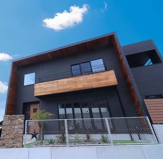 西本ハウスのインスタグラム：「🎈 【外観特集】  安芸郡海田町 MY様邸 注文住宅  【モデルハウス見学予約受付中🏠】 土日祝はもちろん平日でも色々なスタイルのモデルハウスをご見学いただけます😊🎈  場所:安佐南区山本新町（春日野）  イベント情報はこちら▼ @nishimoto_house ⇧プロフィールのURLよりご覧いただけます👀  #西本ハウス #広島県 #工務店 #ZEROCUBE #ゼロキューブ #グッドデザイン賞 #1000万円からはじめる家づくり #子育て世代の家  #子育て世代の家づくり #デザイン住宅  #デザイナーズ住宅 #新築一戸建て #マイホーム #新築マイホーム #注文住宅 #規格住宅 #家づくり #暮らしを楽しむ #セミオーダー住宅 #セミオーダー #セミオーダーハウス #広島建売 #建売 #分譲住宅 #分譲中 #広島分譲住宅」
