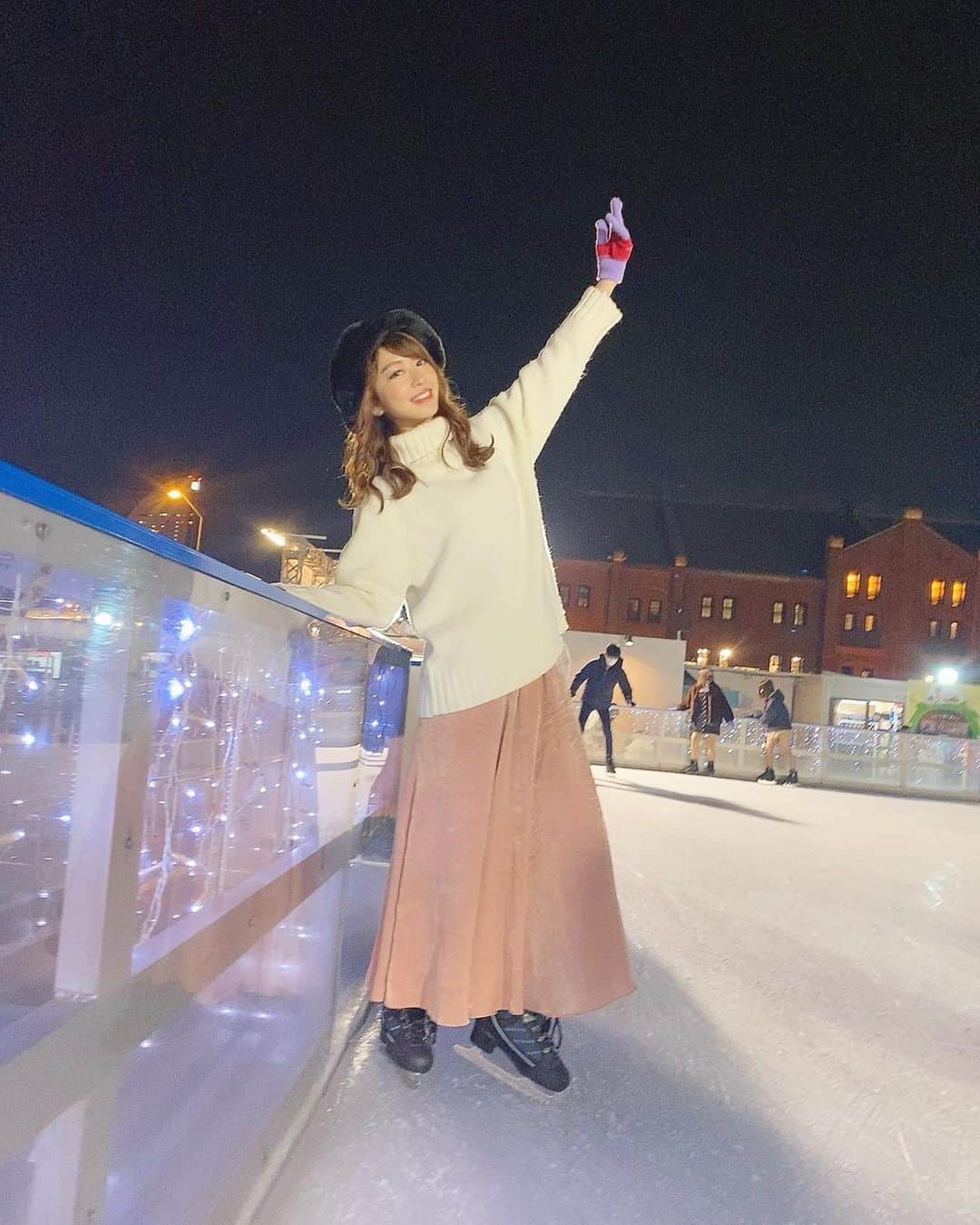 のインスタグラム：「スケートな日⛸🤍 . . #スケート #スケート体験 #初心者 #横浜 #赤レンガ倉庫 #yokohama #⛸ #楽しかった #30分あったらこっちのもんよ #運動神経 #発揮してきた #skate #redbrickwarehouse」
