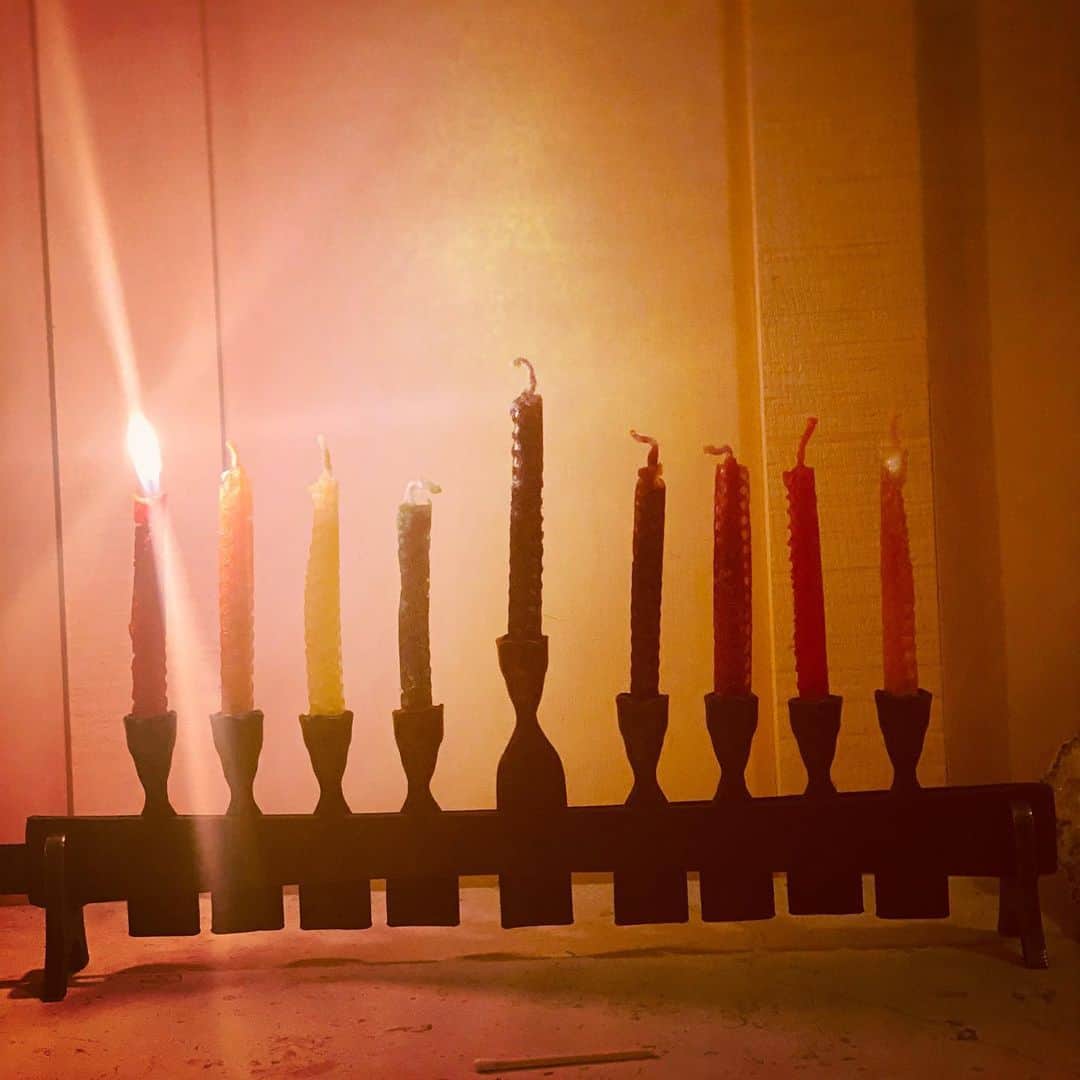 アン・ハサウェイのインスタグラム：「From our family to yours, a simple prayer of thanks for all who bring the light. Happy Hanukkah xx」