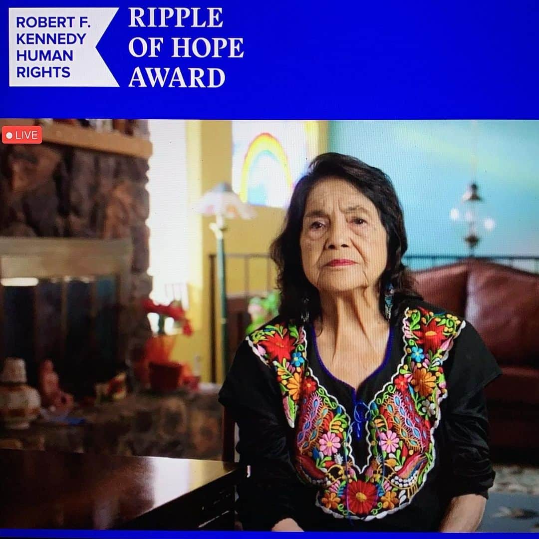 トーマス・サドスキーのインスタグラム：「On this #HumanRightsDay I have the incredible honor of being present for the celebration of @kaepernick7, Dr Anthony Fauci and the force of nature that is Dolores Huerta at the @rfkhumanrights Ripple of Hope Awards.」