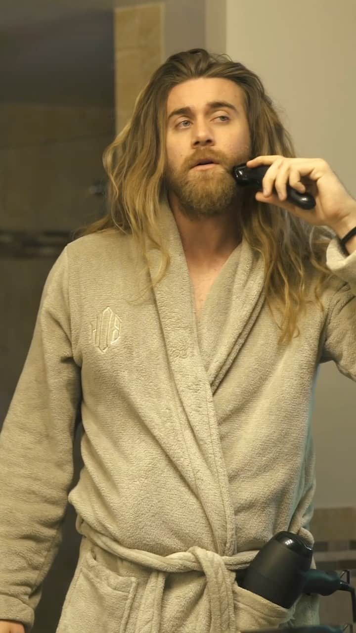 モデル、ブロック・オハーンのインスタグラム：「like all the self tapes at home and no shaving all November. One thing that’s consistent, @kingcgillette helps me prepare for any role or even anything life throws at me. Even if it’s a cowboy trying to sell timeshares. Stay Ready and you don’t have to get ready.   #kingcgillettepartner #kcg #onefitkit」
