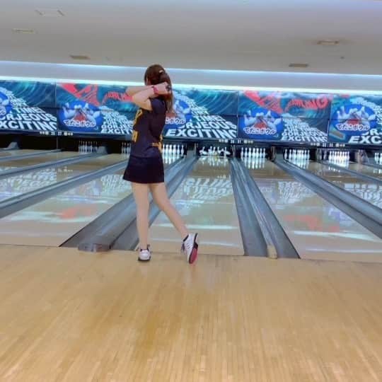 竹原三貴のインスタグラム：「久しぶりの#ホームランストライク 決まりました😎✌️  #高回転女子 #볼링 #털어치기 #크랭커 #슬로우모션 #release #リリース #릴리스　#保齡球　 #bowling #highrev #ボウリング #ボーリング #高回転 #ローダウン #볼링하는여자」