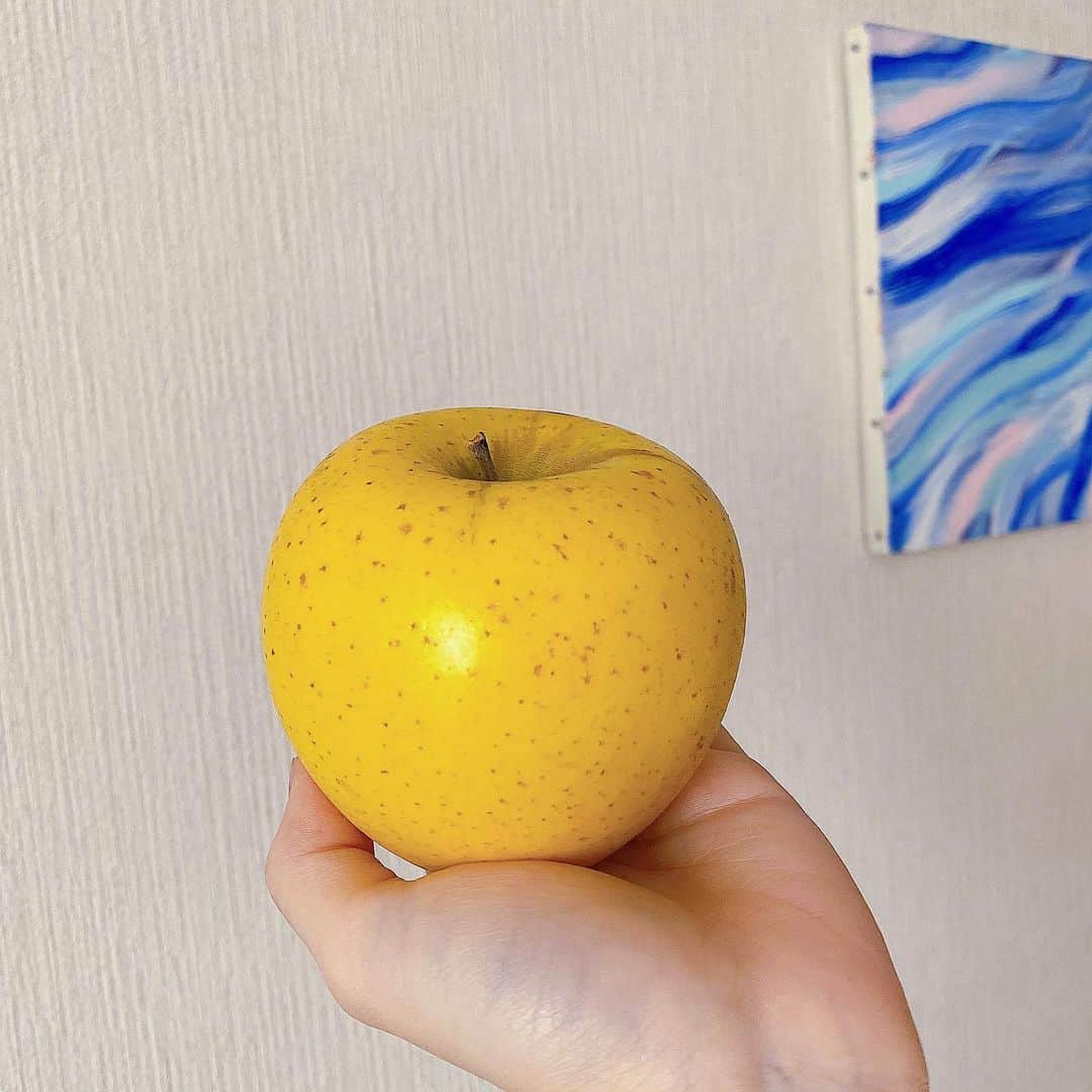 鈴木芳奈のインスタグラム：「遅めの＼おはようございます／ 今朝は #シナノゴールド いただきました🍎 シナノゴールドは長野のりんごなんだって 今日はとっても晴れてるよ〜☀︎ きもちいい〜( ˙³˙)( ˙³˙)  今日も良い一日を☺︎ ※最近フルーツの投稿が多いのは気のせいかしら。w #役者 #俳優 #女優 #山形出身 #ウイントアーツ #act #actor #actress #wintarts #フルーツ #朝食 #美活 #身体改造計画」