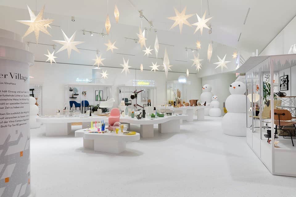 Vitra Japanさんのインスタグラム写真 - (Vitra JapanInstagram)「スイスとドイツの国境沿い、ヴァイルアムラインにある、ヴィトラハウス。1階にあるショップでは、Winter Village をテーマに、寒い季節にぴったりな見るだけでも楽しくなるようなインテリア雑貨や家具が揃っています。また、訪れるお客様が安心して過ごしていただくために、独自の安全ガイドラインに沿って対策しています。﻿  Exhibition and product consultant @objectwithlove  ﻿ #Vitra #VitraJapan #VitraHaus #Christmas #NewNormal #NextNormal﻿ #ヴィトラ #ヴィトラジャパン #ヴィトラハウス #ニューノーマル #ネクストノーマル #モダンインテリア #インテリアデザイン #新しい生活様式 #旅行 #クリスマス」12月11日 10時06分 - vitra_japan