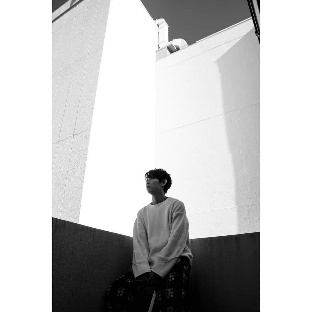 須賀健太のインスタグラム：「おはようございま須賀健太🌞  稽古稽古な日々… 頑張っております！ みんなも仕事、学校頑張って！ …ってもう皆様、お仕事中の時間か😳  photographered / 櫻井圭佑　　　 　@sakurai_keisuke0  hairmake / MIKAMI assistant / JUNYA」