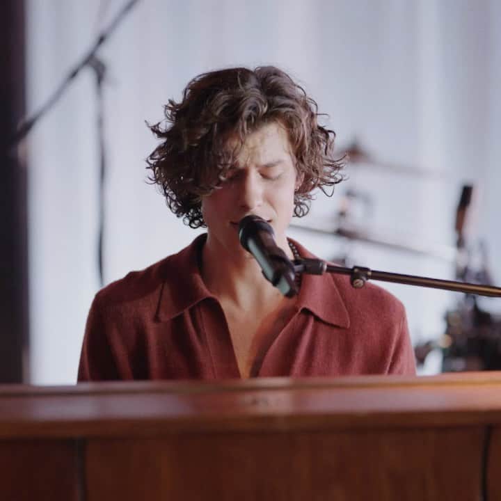 ショーン・メンデスのインスタグラム：「Thank you @capitalofficial and @jpsaxe & @juliamichaels for this beautiful song 🖤」