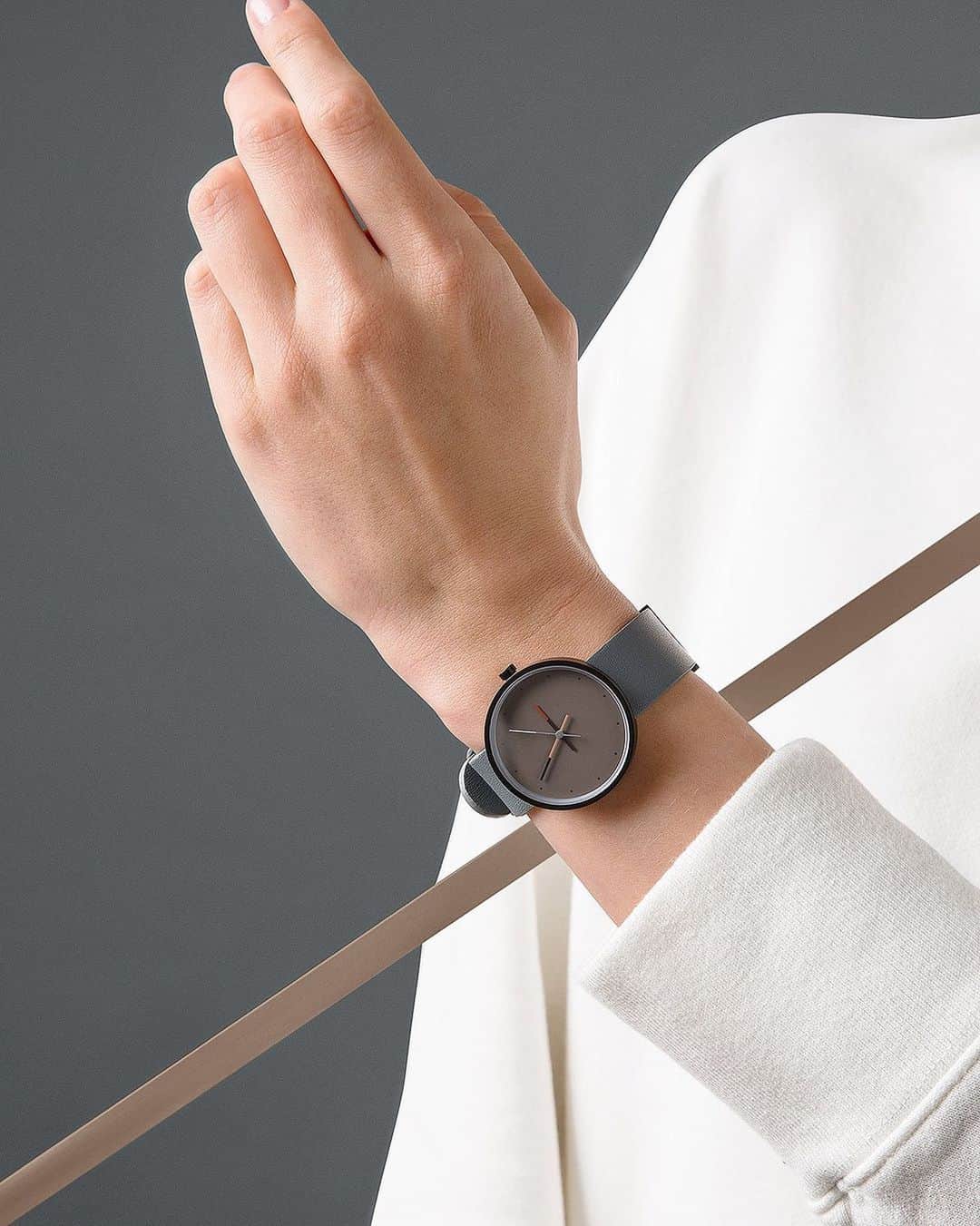 AÃRK Collectiveのインスタグラム：「The Āccent watch in ‘Ash’ . Resting on a minimal dial, linear segmented hands rotate on an axis to create a visual interplay of colours」