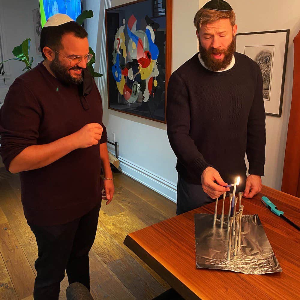 ジュリアン・エデルマンのインスタグラム：「It's Hanukkah! (and TNF)! Hanukkah is a special holiday for the Jewish people. It marks the celebration of perseverance in the face of overwhelming odds and also an honoring of the gifts we have in life. 2020 is tough for all of us, but let these candles be a reminder that we are also blessed with life. Hanukkah is the official holiday of "tough times don't last, tough people do"!  🕎🇮🇱✡️ !חנוכה שמח and GO PATS」