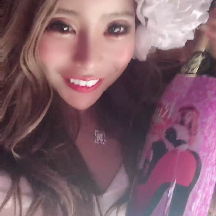 のインスタグラム：「バースデーで 作ってもらった オリジナルのシャンパンが 可愛すぎた🎀🧸  もっとピンクキラキラの ラメシャンパンが 増えたら良いのになあ🥺  って違うか✋٩(๛ ̆ 3 ̆)۶♥︎」