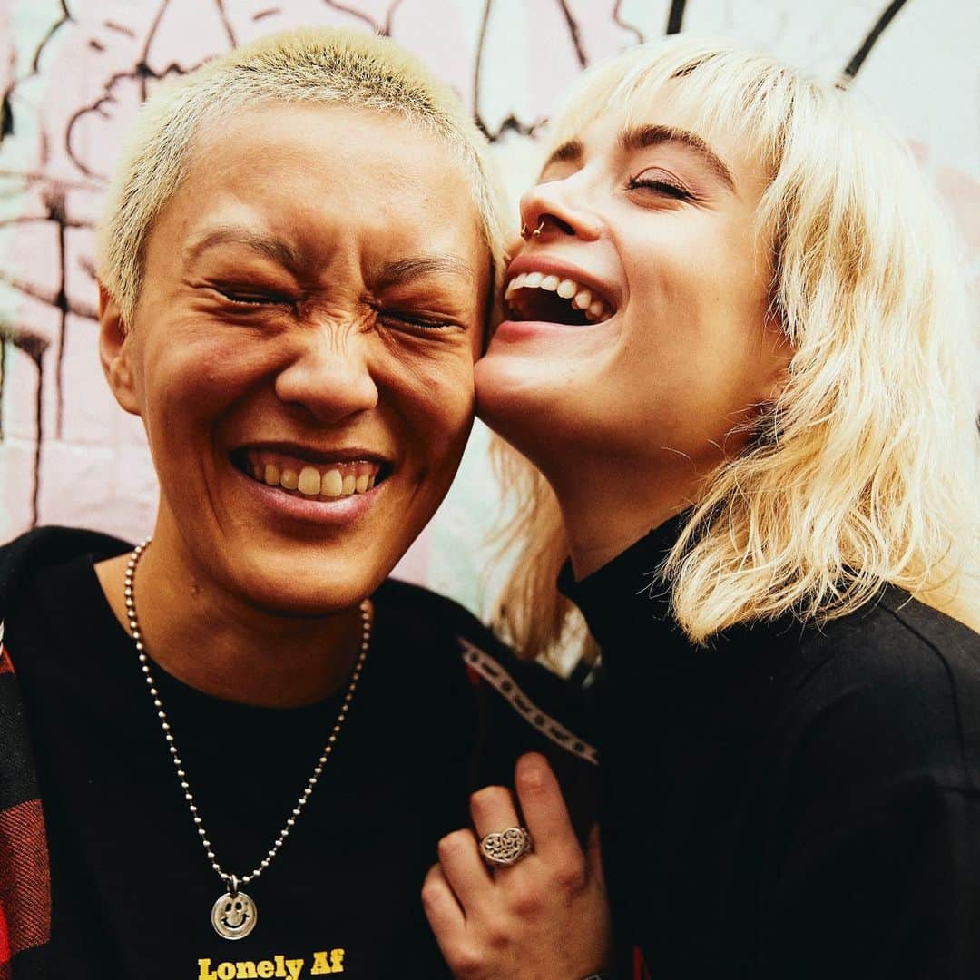 Bill Wall Leather × BEAMSのインスタグラム：「【Information】To the special people in life - family, partners, friends. Here you can glimpse the everyday lives of five pairs of people who gave〈Bill Wall Leather〉and accessories to each other. Take a look! __________ 【BEAMS FEATURES】⇨ https://www.beams.co.jp/special/billwallleather/features/2020winter/ __________ 家族や恋人、友達同士など特別なパートナーへ。〈Bill Wall Leather〉を贈り合う5組のペアの“いつも”の様子や、プレゼントしたアクセサリーなどがご覧頂けます。是非お楽しみください！  @billwallleather_beams @besms_official #billwallleather #beams #loveyouloveme #gift #ビルウォールレザー #ビームス #ギフト」