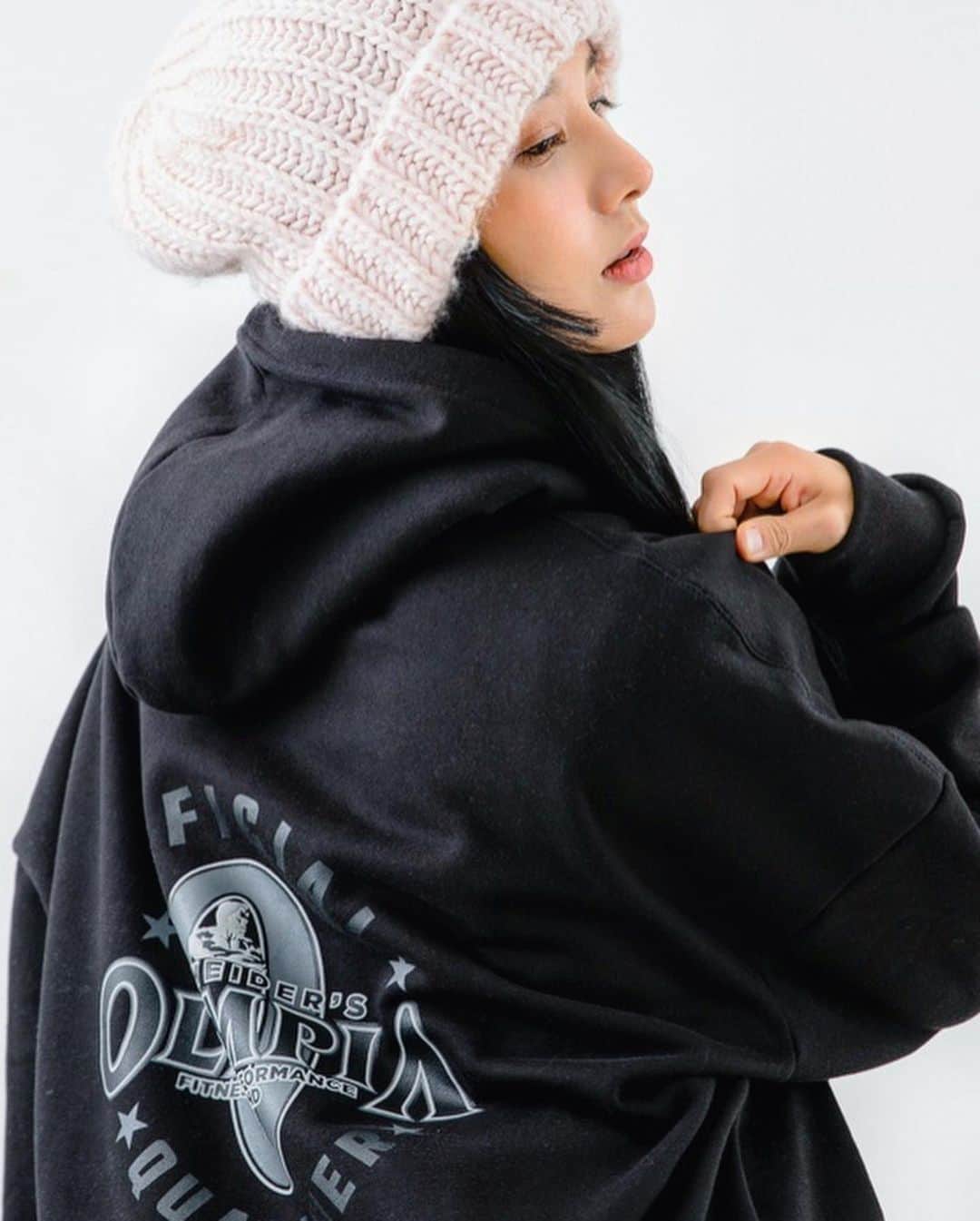Areum Jungさんのインスタグラム写真 - (Areum JungInstagram)「Fun shooting with @monsterzym.official . Special basic hoodie which has Olympia logo 몬스터짐 올림피아 후드, 멋진 분들과 재미난 촬영! 커플룩으로 추천합니다! 크리스마스엔 하체죠 ㅋㅋㅋ👍👍👍. . #monstergym #몬스터짐 #올림피아후드」12月11日 10時16分 - areumjung