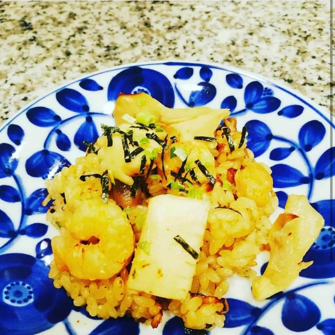 のインスタグラム：「こんにちは🌞﻿ 今日は @chie77627 さんの投稿をご紹介します🐟❣️﻿ #オンラインクリスマス会 で速水もこみちさんに教えてもらった #速水流和風海鮮パエリア 🥘を作ってくださいました😍﻿ ﻿ .﻿ .﻿ .﻿ ﻿ ﻿ ﻿ 先日、@ninben.dashiambassador 向けのオンライン料理教室がありました😊﻿ アンバサダーのもこみちさんが簡単美味しいパエリアを紹介してくれましたよ！﻿ 冷凍庫にシーフードミックスがあったので、早速作ってみました✨✨﻿ ・﻿ レシピはにんべんさんホームページからレシピ検索で『もこみち流』で参照できるので、是非是非作ってみてください😊👍﻿ ﻿ #にんべんだしアンバサダー ﻿ #もこみち流和風海鮮パエリア ﻿ #速水もこみち﻿ #だしのある生活 ﻿ #白だしゴールド﻿ ﻿」