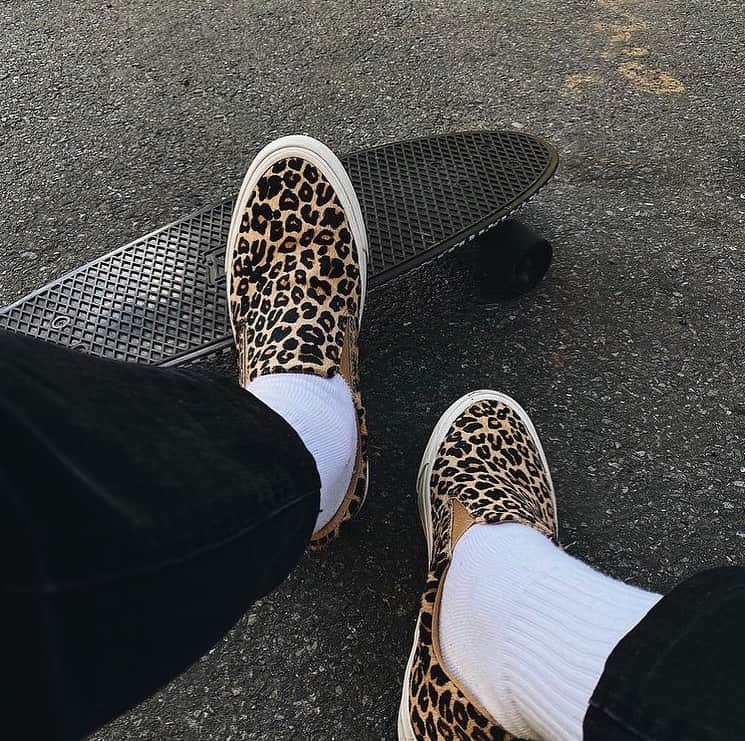 のインスタグラム：「One of our favorite parts of the job is getting to see how you style our sneakers and #showupinseavees.   Our products are intentionally simple, purposefully timeless, and consciously crafted. For all, for all time.   Slide 👉 for outfit inspo and remember to tag us in your posts so that we can feature you!」