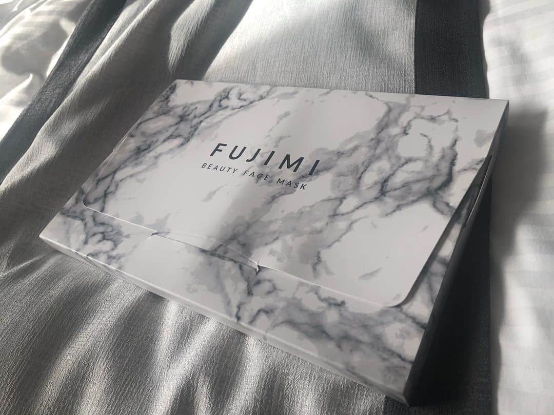 R!Nのインスタグラム：「FUJIMIのフェイスパック！ はじめまして！！！我が家にようこそ！！  @fujimi_official 様より、フェイスパックを頂きました🌸  まずパッケージおきゃわ。 開けてもシンプルおきゃわ。  最高です🥺  なによりも最高なのは、このパック、パーソナライズされていて事前に自分のお肌の調子とかを詳しく入力してから自分に合った配分で美容液を決めてくれるんです！ しかも二層式になってて、つける直前に混ぜ合わせてパックに染み込ませるので新鮮な状態で保存できるのも嬉しい♪  私は乾燥肌が悩みだったので、この季節しっかりケアしてがんばります◎  朝一からフローズンフローラルの香りに包まれるとか女子すぎて🥺💗… 香りはメディケイテッドティーツリーと、フレッシュマンダリンもあるよ！  あとは割と気になるアレルギー関連ですが、●6つのフリー●で作られてるので安心して使えます！(パラベンフリー・防腐剤フリー・鉱物油フリー・旧表示指定成分フリー・アルコールフリー・紫外線吸収剤フリー)  ピリッとするフェイスパックが苦手なんだけどこのフェイスパックは優しくてピタッと密着してくれる！これからスキンケアが楽しくなりそうだな〜😌  #FUJIMI #ふじみ #フェイスパック #パーソナライズマスク  #スキンケア #パック #パーソナライズ #PR」