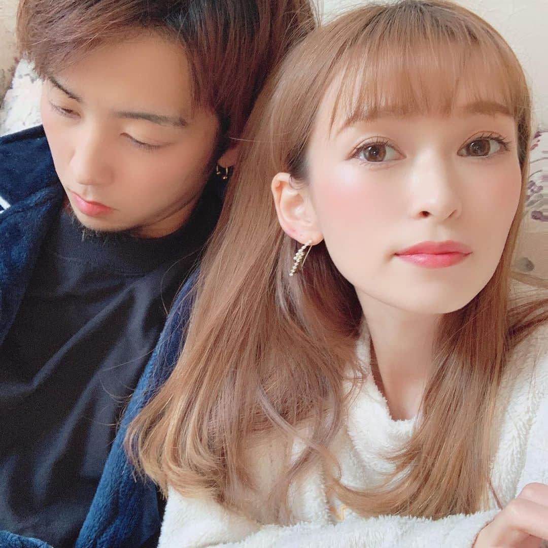 町田亜里香のインスタグラム：「ちいが、在宅ワークになって良かったこと。 . ❤︎休憩時間は家族でいられる ❤︎電車の時間🚃がかからないので 家族の時間が増える。 ❤︎夜ご飯を一緒に食べれるようになった。 ❤︎朝子供達を見送れるようになった。 ❤︎在宅になってからちいは子供の習い事を初めて見る事が出来た！👀 ❤︎私も時間を有意義に使える様になった😳 . . 本当にデメリットはお昼ご飯くらいで 在宅ワークメリットばかりです🤤💕 これからもこの生活様式が定着したら、産後辛くなるママさんとか 少なくなるだろうなって思う。 一人でいるより二人。 その方が安心だもんね🕊💕 . . #在宅ワーク最高 #新しい生活様式  #新しい生活様式の定着を #在宅ワーク #在宅勤務 #旦那  #家族の時間 #コロナ対策 #コロナウイルスが早く終息しますように  . 私プリンになってきたな🍮 そろそろ染めないとな🤫🤫💗」