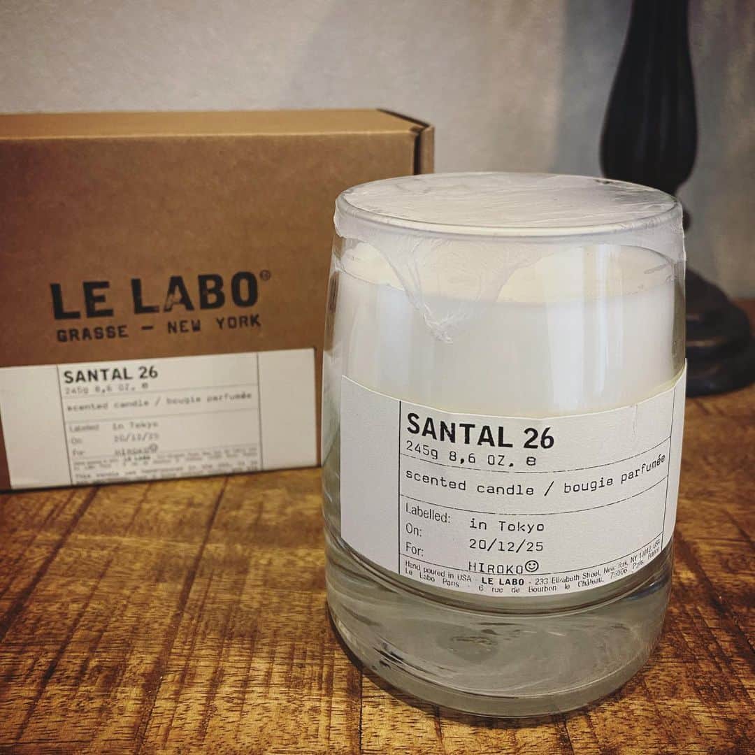 畑野ひろ子のインスタグラム：「お友達から届いた　@lelabofragrances のキャンドル❤️ ボディクリームから香水までいまハマっているSANTALの香り😍 ラベルには、作られた日付と名前が入ってる特別感❤️ 早速使おう！！ thankyou😊」