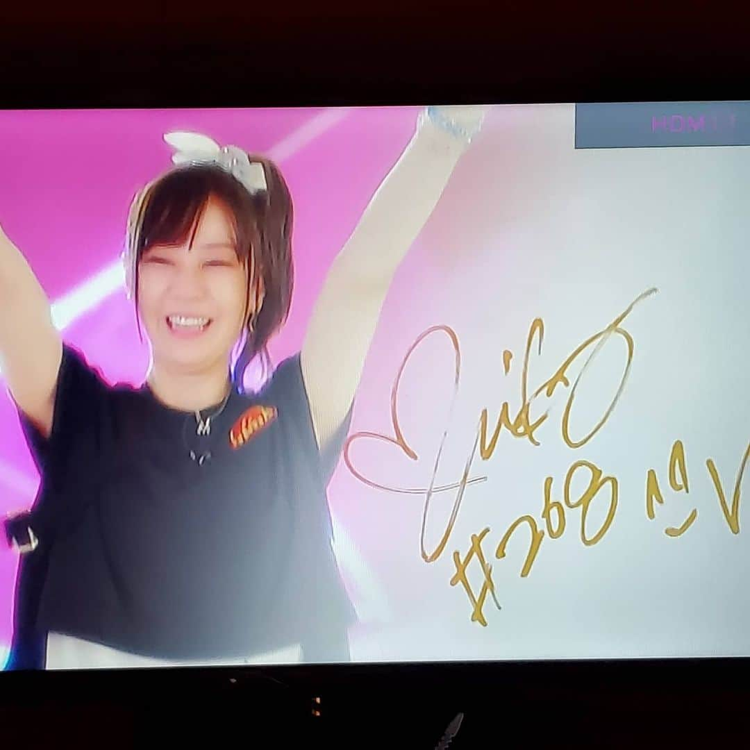 酒井美佳さんのインスタグラム写真 - (酒井美佳Instagram)「P☆league DVD.vol.15 観てくださった、みなさん🤗  ずっと優勝報告言いたくて、 でも発売までは言えなくて我慢してました🤐.  🆙解禁になりましたので投稿させてもらいました!  まだ、観てなかった方には本当にすみません。。。  観客席にファンのみなさんがいてない無観客の中での優勝だったんですが、 やっぱりすごく淋しかったです🏆.  本当は、みなさんが居てくださってる前での優勝が理想だったんですが、  DVDで残るので、みなさんたくさん観てください❣️ 私にとって2020年は色々記憶に残る事がたくさんあり、特別な年になりました。  なかなか優勝できず、それでもずっと応援してくださってたファンのみなさんには本当に感謝してます!  なので、今回の優勝は色々な意味で私にとっては特別な優勝になりました!  今まで応援してくださってたファンのみなさん、それからずっと選手を支えて来てくださったスタッフのみなさんには本当に感謝の気持ちでいっぱいです。  そして、優勝のご褒美の 坂本勇人選手のサインユニフォーム⚾ 今村社長、小川アナウンサー、Pリーグのスタッフのみなさん、そして坂本勇人選手、 本当にありがとうございました❗  一緒に楽しいトーク&ドッキリしてくれた 『山田 幸ちゃん』ありがとう❤️  #酒井美佳#MikaSakai#プロボウラー #ボウリング#pleague#pリーグ#優勝 #嬉しすぎる#みなさんに感謝 #一生の思いで #読売巨人軍今村社長#ジャイアンツ #坂本勇人 #MKグループ#festaria#phiten#仙生露アガリクス」12月11日 10時26分 - mika37mika