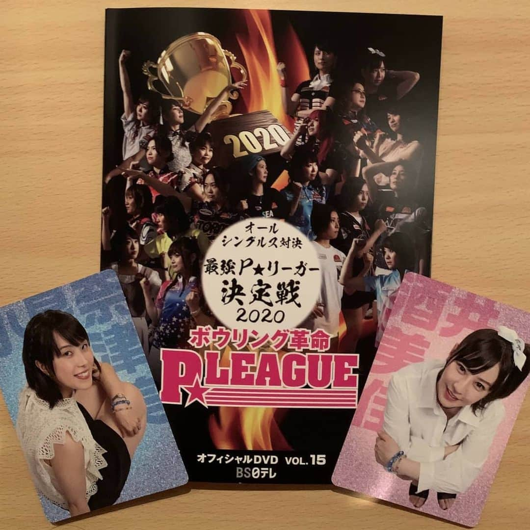 酒井美佳さんのインスタグラム写真 - (酒井美佳Instagram)「P☆league DVD.vol.15 観てくださった、みなさん🤗  ずっと優勝報告言いたくて、 でも発売までは言えなくて我慢してました🤐.  🆙解禁になりましたので投稿させてもらいました!  まだ、観てなかった方には本当にすみません。。。  観客席にファンのみなさんがいてない無観客の中での優勝だったんですが、 やっぱりすごく淋しかったです🏆.  本当は、みなさんが居てくださってる前での優勝が理想だったんですが、  DVDで残るので、みなさんたくさん観てください❣️ 私にとって2020年は色々記憶に残る事がたくさんあり、特別な年になりました。  なかなか優勝できず、それでもずっと応援してくださってたファンのみなさんには本当に感謝してます!  なので、今回の優勝は色々な意味で私にとっては特別な優勝になりました!  今まで応援してくださってたファンのみなさん、それからずっと選手を支えて来てくださったスタッフのみなさんには本当に感謝の気持ちでいっぱいです。  そして、優勝のご褒美の 坂本勇人選手のサインユニフォーム⚾ 今村社長、小川アナウンサー、Pリーグのスタッフのみなさん、そして坂本勇人選手、 本当にありがとうございました❗  一緒に楽しいトーク&ドッキリしてくれた 『山田 幸ちゃん』ありがとう❤️  #酒井美佳#MikaSakai#プロボウラー #ボウリング#pleague#pリーグ#優勝 #嬉しすぎる#みなさんに感謝 #一生の思いで #読売巨人軍今村社長#ジャイアンツ #坂本勇人 #MKグループ#festaria#phiten#仙生露アガリクス」12月11日 10時26分 - mika37mika