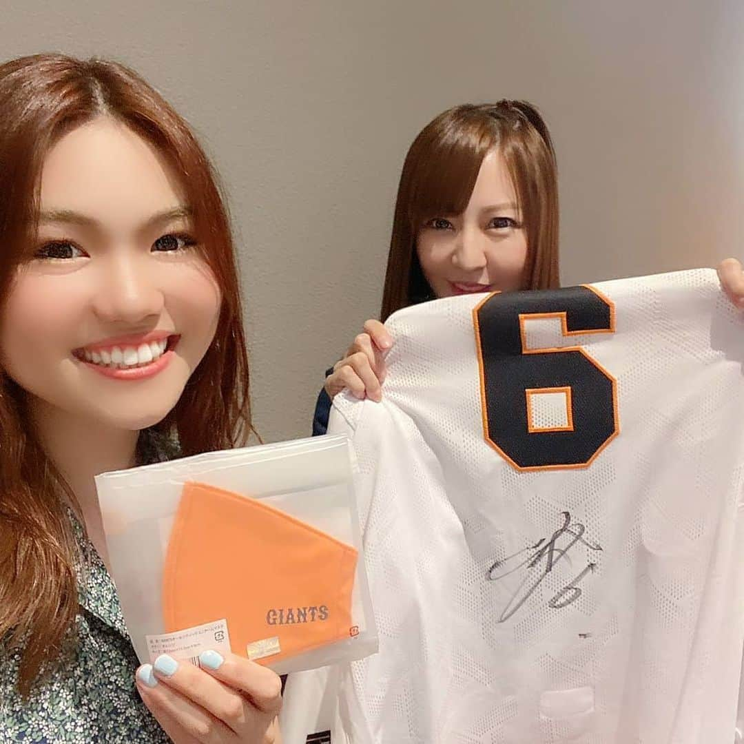 酒井美佳さんのインスタグラム写真 - (酒井美佳Instagram)「P☆league DVD.vol.15 観てくださった、みなさん🤗  ずっと優勝報告言いたくて、 でも発売までは言えなくて我慢してました🤐.  🆙解禁になりましたので投稿させてもらいました!  まだ、観てなかった方には本当にすみません。。。  観客席にファンのみなさんがいてない無観客の中での優勝だったんですが、 やっぱりすごく淋しかったです🏆.  本当は、みなさんが居てくださってる前での優勝が理想だったんですが、  DVDで残るので、みなさんたくさん観てください❣️ 私にとって2020年は色々記憶に残る事がたくさんあり、特別な年になりました。  なかなか優勝できず、それでもずっと応援してくださってたファンのみなさんには本当に感謝してます!  なので、今回の優勝は色々な意味で私にとっては特別な優勝になりました!  今まで応援してくださってたファンのみなさん、それからずっと選手を支えて来てくださったスタッフのみなさんには本当に感謝の気持ちでいっぱいです。  そして、優勝のご褒美の 坂本勇人選手のサインユニフォーム⚾ 今村社長、小川アナウンサー、Pリーグのスタッフのみなさん、そして坂本勇人選手、 本当にありがとうございました❗  一緒に楽しいトーク&ドッキリしてくれた 『山田 幸ちゃん』ありがとう❤️  #酒井美佳#MikaSakai#プロボウラー #ボウリング#pleague#pリーグ#優勝 #嬉しすぎる#みなさんに感謝 #一生の思いで #読売巨人軍今村社長#ジャイアンツ #坂本勇人 #MKグループ#festaria#phiten#仙生露アガリクス」12月11日 10時26分 - mika37mika