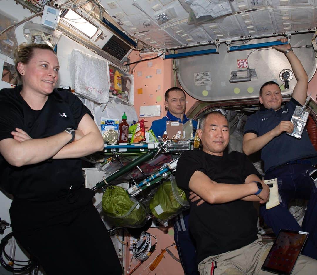 国際宇宙ステーションさんのインスタグラム写真 - (国際宇宙ステーションInstagram)「Four Expedition 64 crew members are pictured relaxing after a meal at the end of the work day inside the Unity module. From left are, NASA astronaut Kate Rubins, Roscosmos cosmonaut and station Commander Sergey Ryzhikov, JAXA astronaut Soichi Noguchi, and Roscosmos cosmonaut Sergey Kud-Sverchkov. #nasa #jaxa #astronaut #roscosmos #cosmonaut #international #space #station」12月11日 10時27分 - iss