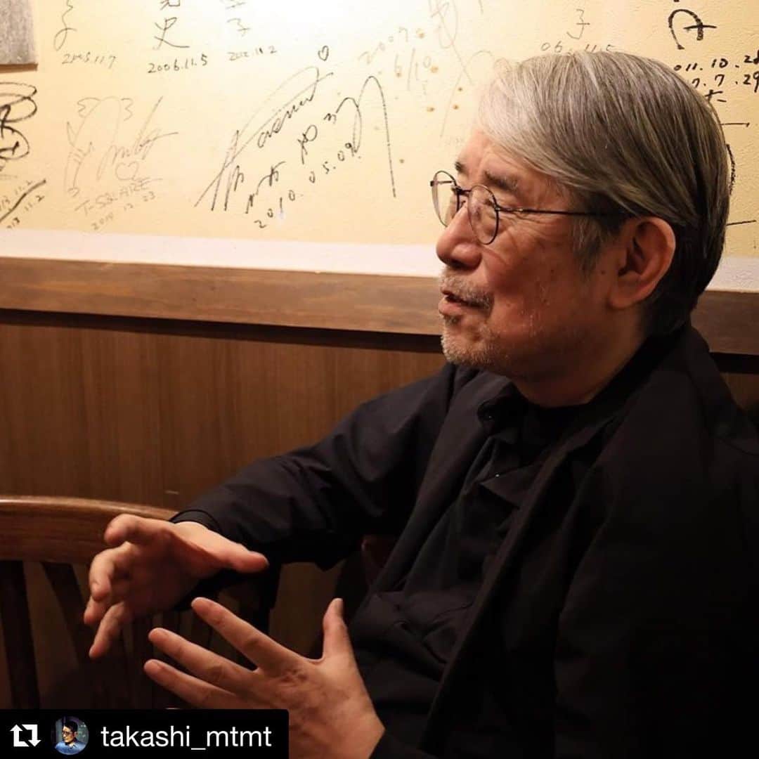 竹村真奈のインスタグラム：「#松本隆 デビュー50周年記念企画 ということで各所で盛り上がってまいりましたね。 .  今回お知らせさせていただくのは、来年コロムビアから発売されるトリビュートアルバム初回限定盤に封入予定の『風街マガジン(仮)』に掲載されるかもしれぬ、 ファンのみなさまの「最初に出会った松本作品」「心に残る松本作品とそのフレーズ」というアンケート募集です💐 . 数ある名曲の中から一曲を選ぶのなんて無理！という方も複数回投稿可能ですのでふるってご参加ください。 . ＊私は背筋をただして、本の制作を担当させていただきます。2007年に発売されたCD『風街少年』『風街少女』ぶりの松本さんのお仕事、言葉にならないほどがんばります。 . #Repost @takashi_mtmt with @get_repost ・・・ 松本隆の作詞活動50周年トリビュートアルバム発売決定、アンケート募集中 natalie.mu/music/news/408180」