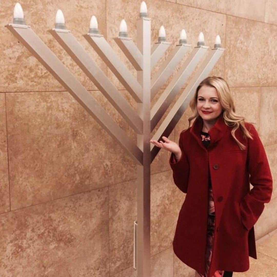 メリッサ・ジョーン・ハートさんのインスタグラム写真 - (メリッサ・ジョーン・ハートInstagram)「Happy Hanukkah!! We could all use some light at the end of this year! #festivaloflights」12月11日 10時31分 - melissajoanhart