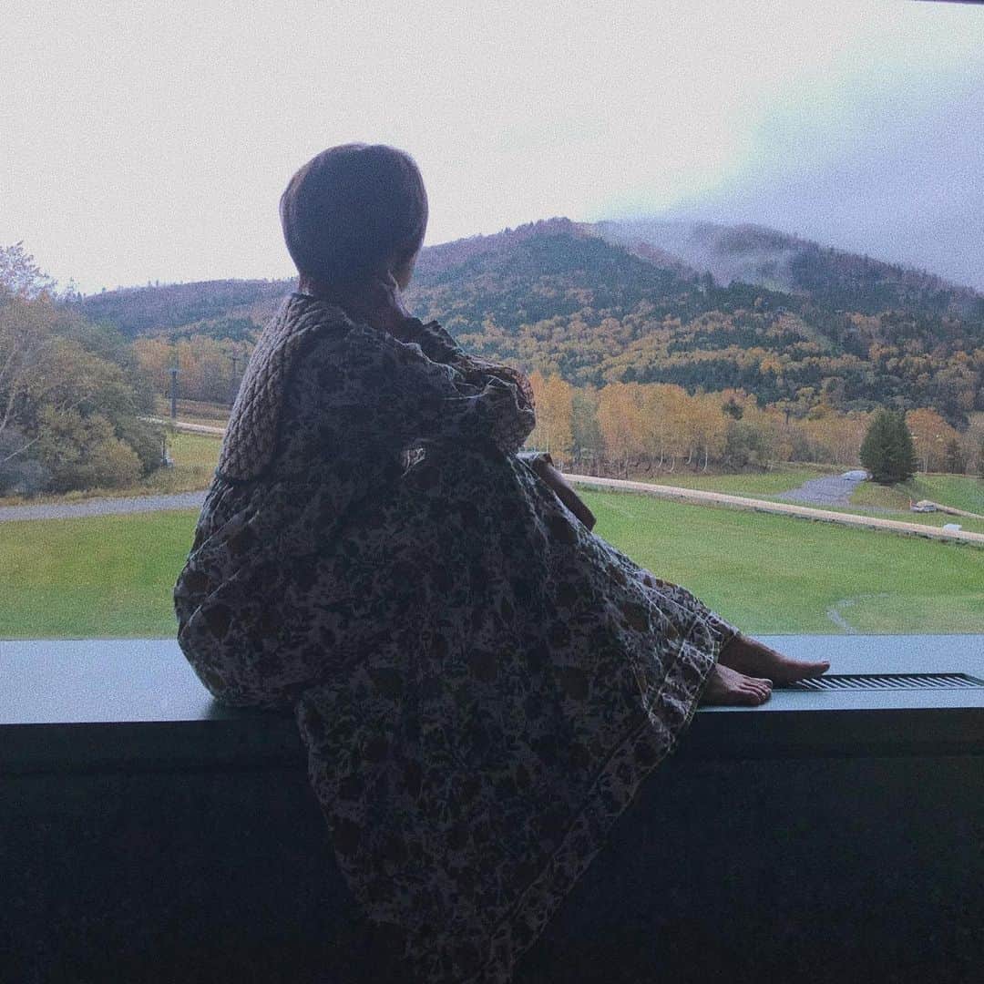 t_ppyのインスタグラム：「ここからはやっと北海道〜！ (10月の旅なので天気は参考にならない)  いつも2人で極貧旅をしてるひかりと初めて空港以外で国内で会った。笑  いつも1500円とかの宿の私たちがお高いホテルに泊まってみたらレセプションのレベルが低過ぎてガッカリした。笑  雲海テラスに行きたくてこのホテルにしたのに強風で上がれず🙄  このホテルは小さな子供がいれば意味があるけどそうじゃなければ苦手な人も多いかも？  遊べる場所はたくさんあるし、外国人スタッフも多くて楽しいんだけど、館内は一切の空調がなく10月なのにめっちゃ寒いし、外人に合わせて日本人のスタッフの態度が横柄な感じで好きではなかった。  そもそもレセプションで名前を間違えて同じ苗字の他人にされていてこれ私じゃないですよ？って何か言っても下の名前間違えて予約したんですねー！まぁいいですよ。とか上から言われて男性の名前にされてた🤯 結局は他人だと判明したのに謝ることもなく「あーあったあった〜」とか言ってきてほんとにイラッとしたしこんな高いホテルでなんなんだってなった。  このホテルほんとにおススめのところもたくさんあるけどもう泊まりたくない。  珍しくホテルのレビューでした👻」
