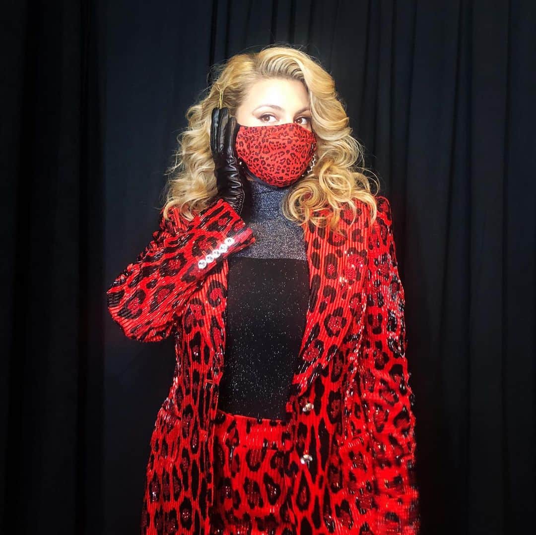 トーライ・ケリーのインスタグラム：「throwback to last week at the @rockefellercenter ♥️🖤♥️🖤♥️」