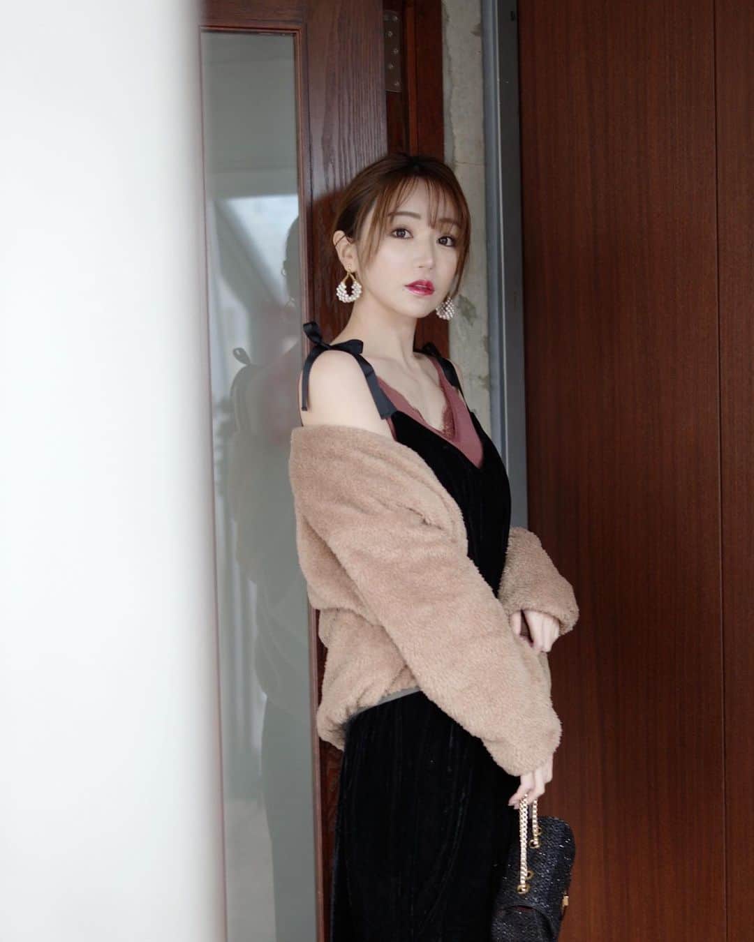 のインスタグラム：「holiday season❤️  きのうのお部屋コーディネート好評で嬉しいです🥰  そのあとにお出かけコーディネートも撮りました💞  さっそく撮影画像をいただいたので ちらっとご紹介します💗  冬のお出かけシーンにぴったりの ベロアワンピースや赤やゴールドのお洋服が色々あったので、webページで公開されたら是非見てみてくださいね☺️✨  #RWM #プチプラ #撮影 #お出かけコーデ #ベロア #ホリデー #クリスマス #年末年始」