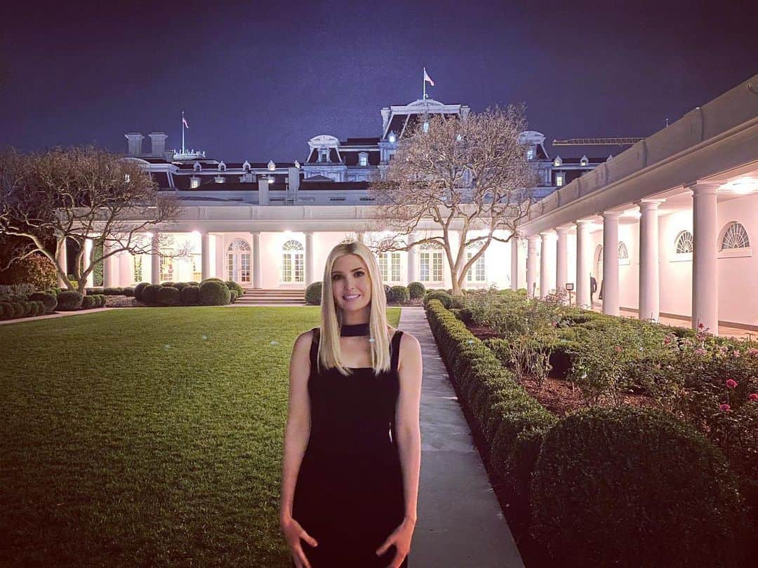 イヴァンカ・トランプのインスタグラム：「Light House?💡」