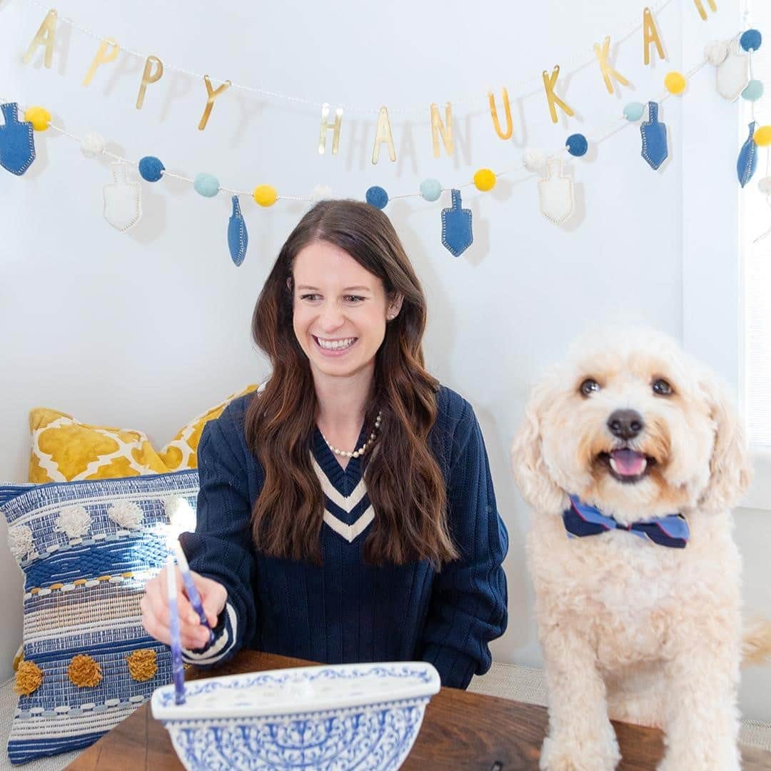 のインスタグラム：「Chag sameach! Happy first night of #Hanukkah from #BrooksBrothers 📸: @Sarahweisbrod and Duke 🐶」