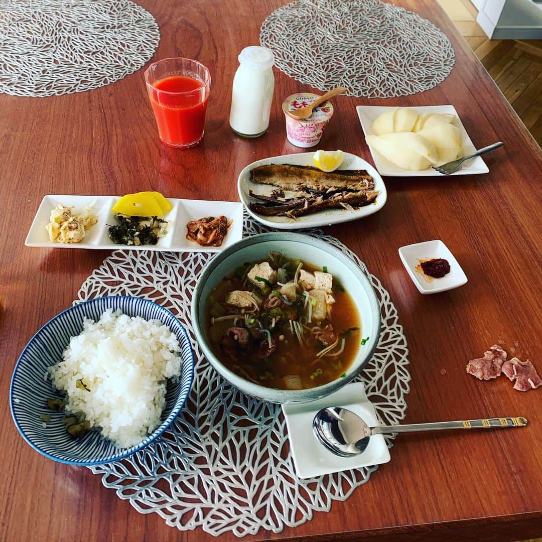 のインスタグラム：「久しぶりのエアロバイク1時間漕いで汗💦ダク！朝風呂入って朝食！ #丹波篠山#栗山米穀丹波篠山あおやま米  すき焼きの残り肉での肉のお汁 デザート新潟の洋梨　 頂き物だらけ！ 超超超超超劇劇劇劇劇 ウママママママママシ」