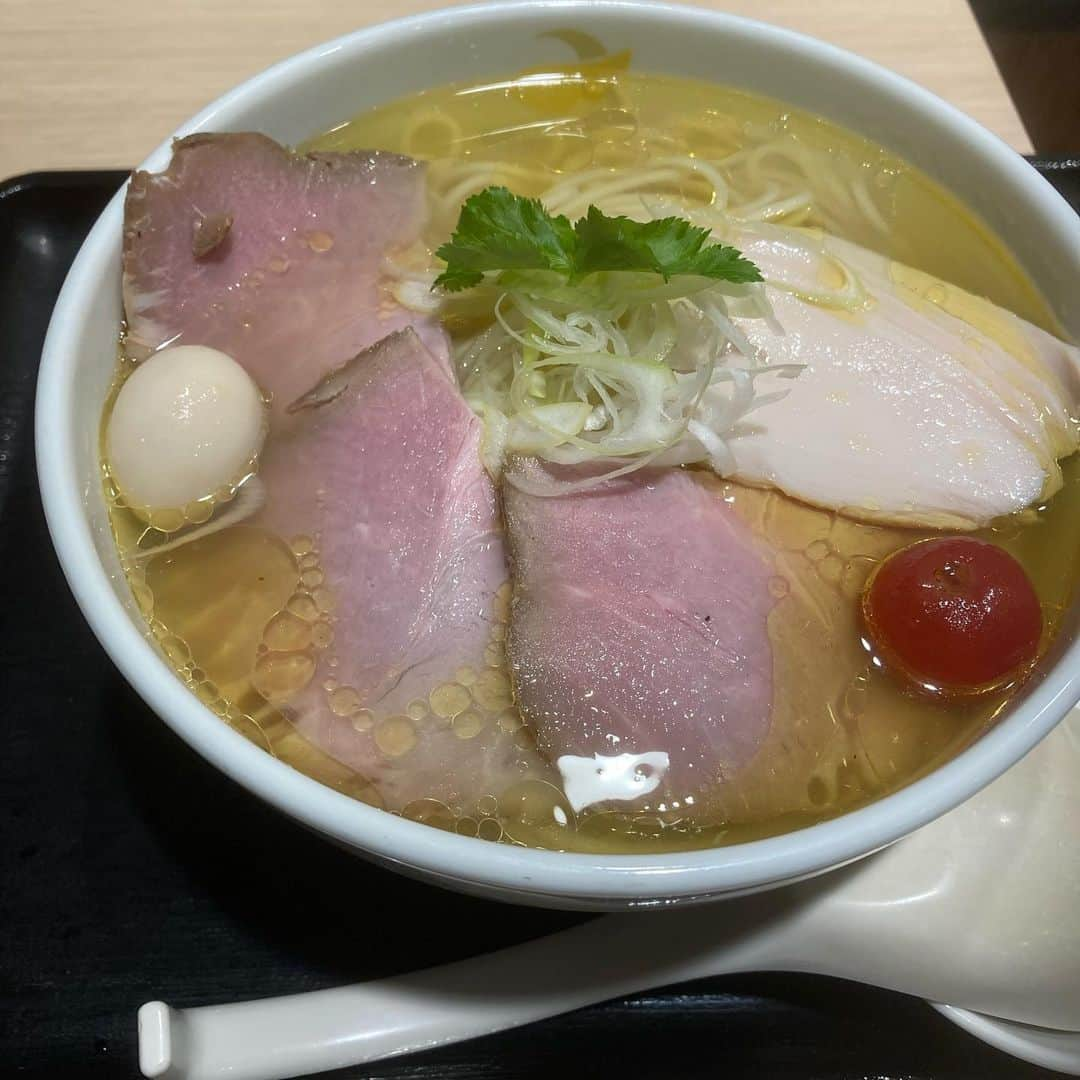 江川智晃さんのインスタグラム写真 - (江川智晃Instagram)「月光軒 塩ラーメンより煮干しラーメンの方が好きかも😳 写真は早く食べたすぎてミスってます！」12月11日 10時48分 - egatomo43