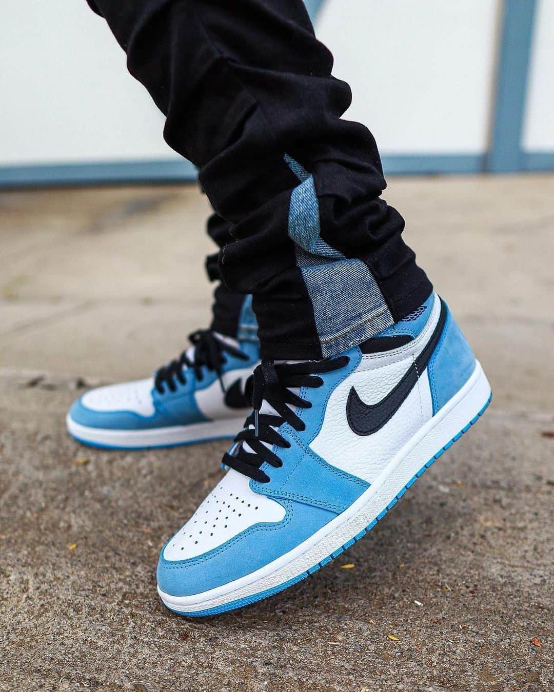 Sneakgalleryのインスタグラム：「On foot look at the Air Jordan 1 #UNC scheduled to release February 20, 2021 🥶🥶❄️❄️.」