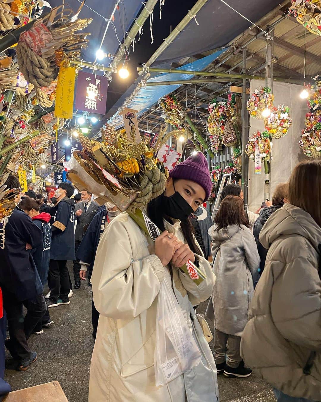のインスタグラム：「今年の酉の市は最終日の夜中に行けました⛩ 　 今年の熊手はキンキラキンに龍🐉✨w 男らしいでしょ🐲✨  来年もよろしくお願い致します🙏  #浅草#酉の市#商売繁盛#祈願#龍#昇竜#熊手#毎年恒例#肩に担いでルンルンルン」