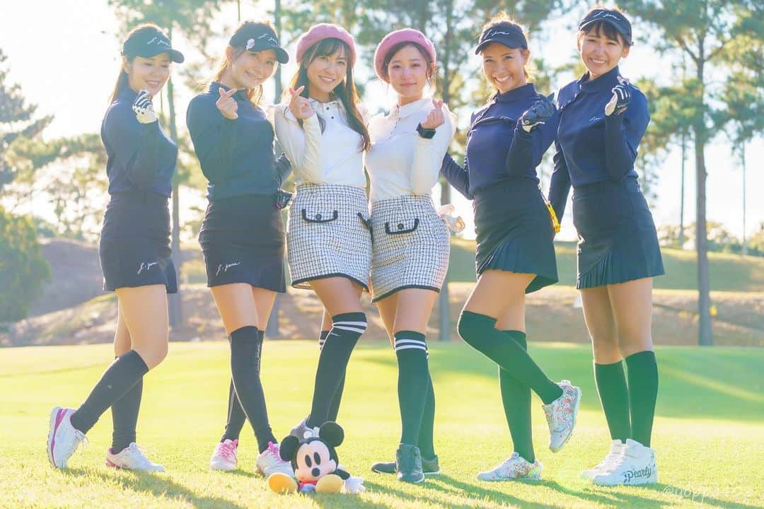 高沢奈苗さんのインスタグラム写真 - (高沢奈苗Instagram)「. J.JANE関西コンペ⛳️💛 . 大阪にある海が見えるゴルフ場🏝 みさきカントリークラブ アコーディア・ゴルフ（ @misaki_countryclub ） . 夏に訪れた時よりも空気が澄んでるからか海がくっきり見えました〜😇 . レディースティーが優しめなので女性は回りやすいコースです🏌️‍♀️ . ヤシの木も映え〜🏝✨ . 関西のゴルフ女子の皆さんとワイワイ楽しかったです💓 . 関西の方って気さくに話しかけてくれる！✨🥺 関西ゴルフ女子みんな優しくて感激でした🥺 J.JANEも似合ってるぅ❣️ . 荒井舞プロとも初めてお会いできて〜、ラウンド中にアドバイスがもらえる贅沢ラウンド🏌️‍♀️💓 . . また来年関西でコンペできたら良いな〜🧡 . . 東京から一緒に行った @kurumickey_golf と双子コーデ😊💓 . . . 📸 @yoppa408  #golf #golffashion #j_jane #j_janecup #大阪 #関西ラウンド #関西ゴルフ女子 #みさきカントリークラブ #アコーディアゴルフ #ゴルフファッション」12月11日 10時58分 - nanaetakasawa