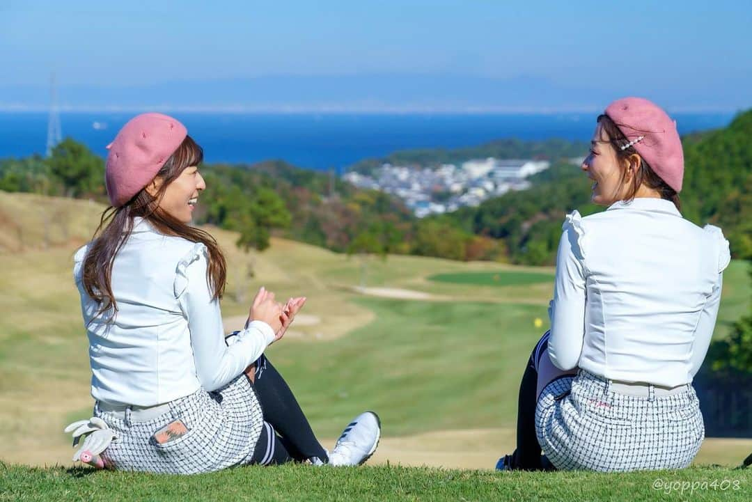 高沢奈苗さんのインスタグラム写真 - (高沢奈苗Instagram)「. J.JANE関西コンペ⛳️💛 . 大阪にある海が見えるゴルフ場🏝 みさきカントリークラブ アコーディア・ゴルフ（ @misaki_countryclub ） . 夏に訪れた時よりも空気が澄んでるからか海がくっきり見えました〜😇 . レディースティーが優しめなので女性は回りやすいコースです🏌️‍♀️ . ヤシの木も映え〜🏝✨ . 関西のゴルフ女子の皆さんとワイワイ楽しかったです💓 . 関西の方って気さくに話しかけてくれる！✨🥺 関西ゴルフ女子みんな優しくて感激でした🥺 J.JANEも似合ってるぅ❣️ . 荒井舞プロとも初めてお会いできて〜、ラウンド中にアドバイスがもらえる贅沢ラウンド🏌️‍♀️💓 . . また来年関西でコンペできたら良いな〜🧡 . . 東京から一緒に行った @kurumickey_golf と双子コーデ😊💓 . . . 📸 @yoppa408  #golf #golffashion #j_jane #j_janecup #大阪 #関西ラウンド #関西ゴルフ女子 #みさきカントリークラブ #アコーディアゴルフ #ゴルフファッション」12月11日 10時58分 - nanaetakasawa