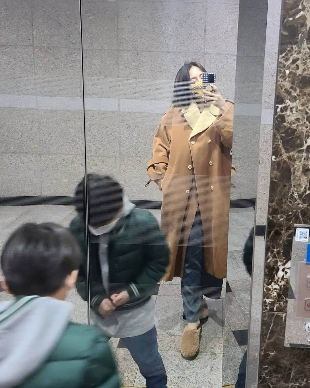 ユ・ハナのインスタグラム：「학원을 데려다주는 엄마의 자세 잠옷바람 잠옷을 가릴만큼 큰 외투 맨발 털슬리퍼  오늘도 무사히🙏」