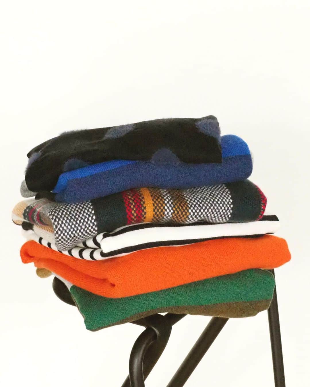 のインスタグラム：「. 今季のニットは、チェック柄やドット柄、カラフルなニット！ . 全商品がスペシャルプライス、 ただ今2点以上お買い上げでさらに20%OFF となっております。 ぜひお早めにご覧ください。 . オンラインストアでは月曜10時まで、 税込5,500円以上のご注文は送料無料で配送いたします。 . #bensimon #monbensimon #bensimonjapan #bensimon_japan #ベンシモン #フランス生まれ #ライフスタイル #ニット」