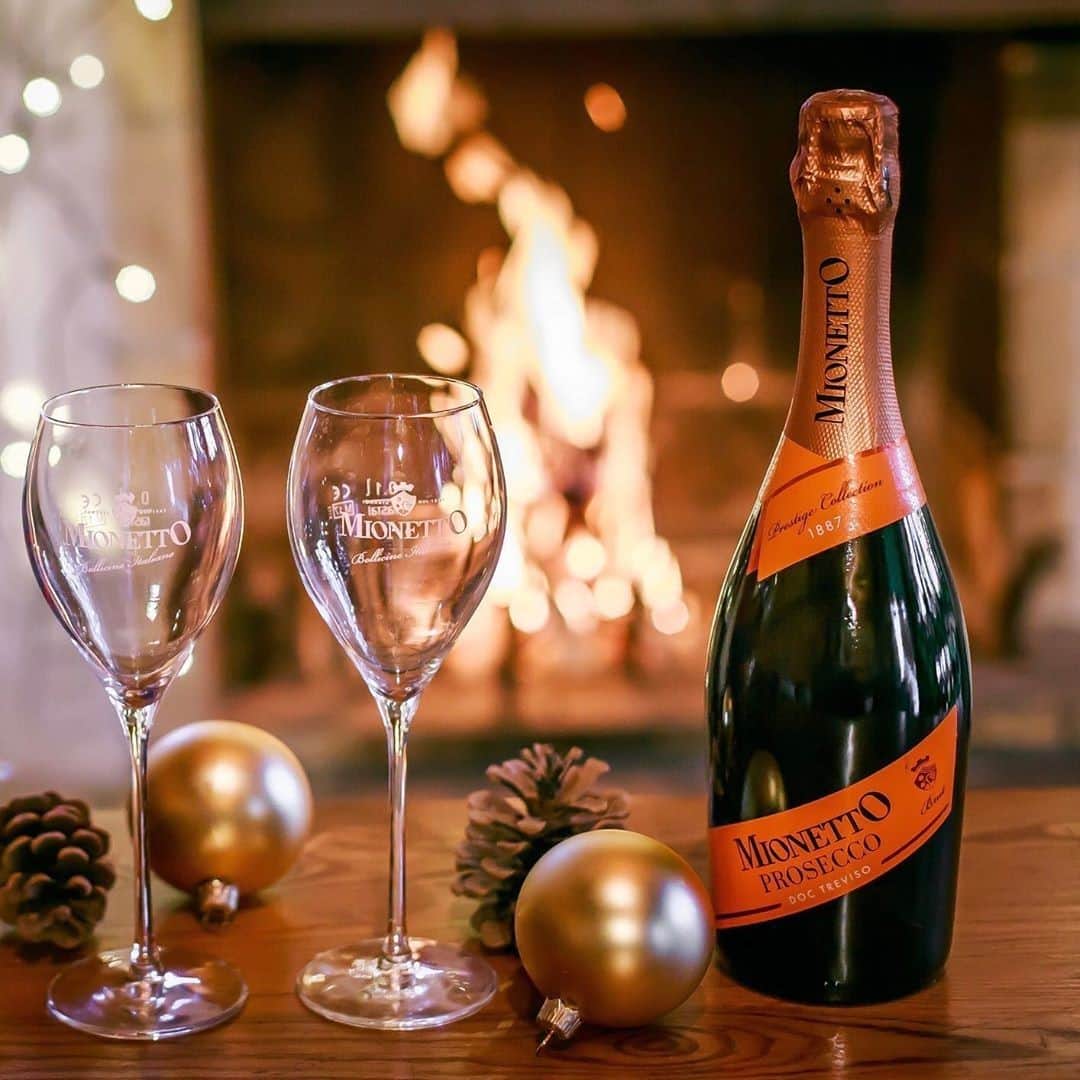 Mionetto USAさんのインスタグラム写真 - (Mionetto USAInstagram)「It may be cold and bitter outside, but it's warm and refreshing in here.   .  . #Mionetto #MionettoProsecco #Prosecco #holiday #holidays #tablescape #fireplace #glassware #onthetable #foodandwine #feedfeed #food #brunch #christmas #lunch #cozy #sparklingwine #wine #wines #foodie #gift #gifting」12月11日 11時00分 - mionettoproseccousa