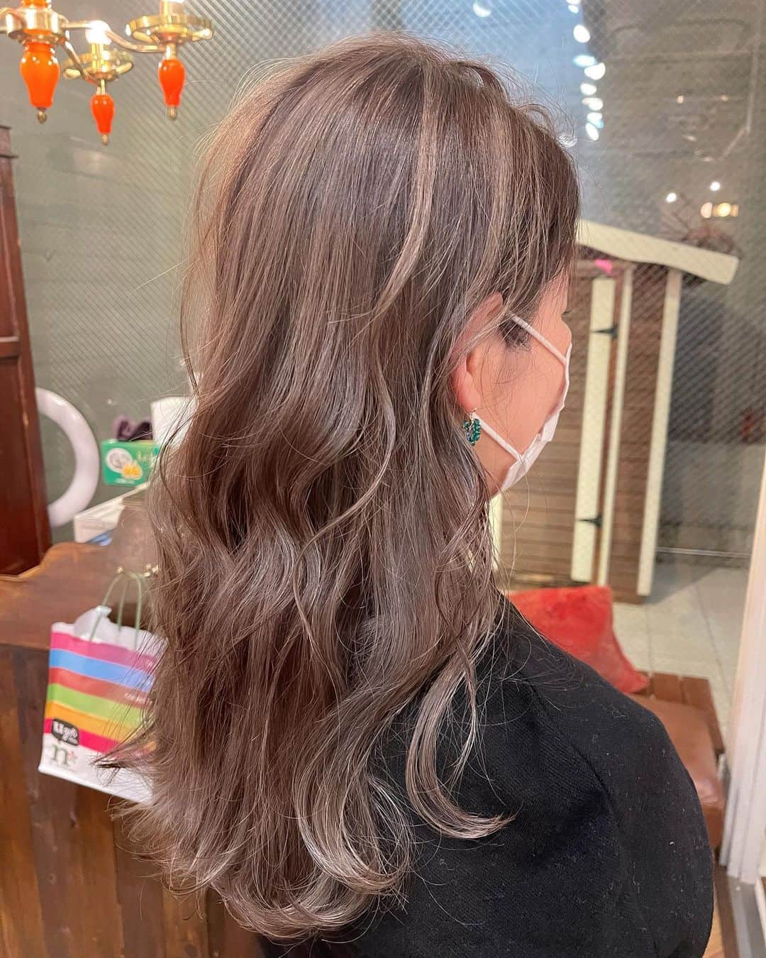 斉藤潤一さんのインスタグラム写真 - (斉藤潤一Instagram)「ブラウンホワイトのメッシュ 派手になりすぎないの服が合わせやすいですよ。  カットとHPケアブリーチで綺麗にダメージレスでぬく！ キレイなハイトーンに見えるようにでも 毛先は適度な重さが残るようキレイにカットすることがすごく重要です。  #斉藤潤一  冬はモノトーン系の洋服などが多くなるので明るい髪の毛はかわいい  明るいカラーが好きな方は是非 . 〒150-0041 東京都渋谷区神南 ご予約はこちらへ ☞☞ TEL ☏﻿ ﻿03-3462-2093 web  roco@1cs.jp 渋谷 美容室 #rocospearz . 〒150-0041 東京都渋谷区神南1-14-9 第7FMGビルB1F . . ご予約はこちらへ ☞☞ TEL ☏﻿ ﻿03-3462-2093 web  roco@1cs.jp . ★平日  open  11:30-22:30 ★土日祝  open  11:00-21:30  #渋谷#東京#oggiotto#新宿#新宿美容室#ヘアアレンジ #外国人風#バレイヤージュ #hair#渋谷美容室 #インナーカラー#オシャレ #ダブルカラー#外国人風カラー#ショートヘア #ヘアアレンジ #ケアブリーチ  #アッシュ #newcolor # #tokyo #shibuya #hair #ボブ #モデル#バレイヤージュカラー #ファッション　#美容師」12月11日 11時01分 - rocospearz